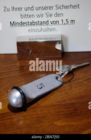 Grimma, Germany. 13th May, 2020. A sign and a room key can be seen at the reception of the Hotel Kloster Nimbschen before the imminent reopening. The rules for catering businesses in Saxony will be further relaxed from 15.05.2020. Credit: Sebastian Willnow/dpa-Zentralbild/dpa/Alamy Live News Stock Photo