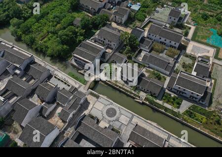 (200513) -- HUZHOU, May 13, 2020 (Xinhua) -- Pupils visit an exhibition ...