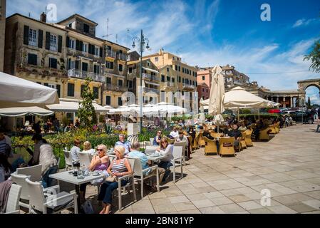 Holidaymakers enjoying dining al fresco outside a bar in Old Town, Corfu, Greece. Stock Photo