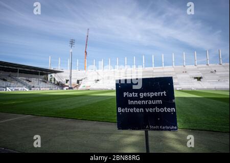 Karlsruhe, Deutschland. 12th May, 2020. The versus straight is currently being built. The beams and souls on the long side are assembled. In front of it a sign: 'Space closed, inside is forbidden' Construction site Wildpark Stadium Karlsruhe. GES/Football/2nd Bundesliga Karlsruher SC Wildpark Stadium, May 12, 2020 Football/Soccer: 2nd German Bundesliga: Karlsruher SC Stadium, Karlsruhe, May 12, 2020 View over KSC-Wildpark Stadium under construction. | usage worldwide Credit: dpa/Alamy Live News Stock Photo