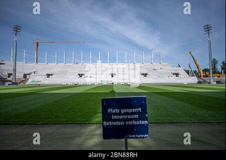 Karlsruhe, Deutschland. 12th May, 2020. The versus straight is currently being built. The beams and souls on the long side are assembled. In front of it a sign: 'Space closed, inside is forbidden' Construction site Wildpark Stadium Karlsruhe. GES/Football/2nd Bundesliga Karlsruher SC Wildpark Stadium, May 12, 2020 Football/Soccer: 2nd German Bundesliga: Karlsruher SC Stadium, Karlsruhe, May 12, 2020 View over KSC-Wildpark Stadium under construction. | usage worldwide Credit: dpa/Alamy Live News Stock Photo