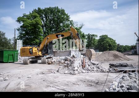Karlsruhe, Deutschland. 12th May, 2020. In the place of the former map houses, excavators clear away the rubble. Construction site Wildparkstadion Karlsruhe. GES/Football/2nd Bundesliga Karlsruher SC Wildpark Stadium, 12.05.2020 Football/Soccer: 2nd German Bundesliga: Karlsruher SC Stadium, Karlsruhe, May 12, 2020 KSC-Wildpark Stadium under construction. | usage worldwide Credit: dpa/Alamy Live News Stock Photo