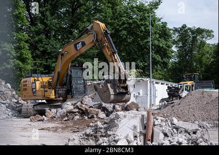 Karlsruhe, Deutschland. 12th May, 2020. In the place of the former map houses, excavators clear away the rubble. Construction site Wildparkstadion Karlsruhe. GES/Football/2nd Bundesliga Karlsruher SC Wildpark Stadium, 12.05.2020 Football/Soccer: 2nd German Bundesliga: Karlsruher SC Stadium, Karlsruhe, May 12, 2020 KSC-Wildpark Stadium under construction. | usage worldwide Credit: dpa/Alamy Live News Stock Photo