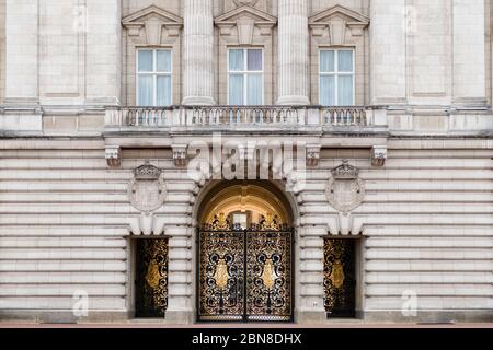 Entrance doors below the empty balcony at Buckingham Palace, London, UK Stock Photo