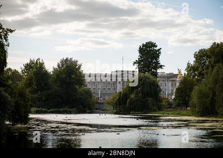 Buckingham Palace and Victoria Monument viewed from across the lake in St. James Park, London, UK Stock Photo