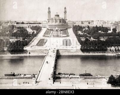 Palais du Trocadero, Paris, viewed across the River Seine Stock Photo