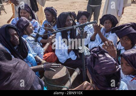 Ingall, Niger : Nomad women on nomad festival in Sahara desert Stock Photo