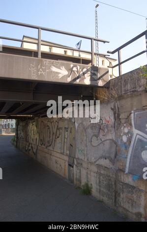 Die als 'Nauener Trog' bezeichnete Eisenbahnbrücke in in der Nauener Straße in Berlin-Spandau.