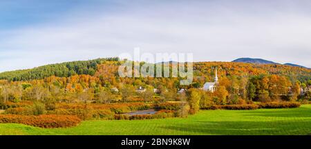 Panoramic view of autumn colours and the famous white Stowe Community Church in Stowe, Vermont, New England, USA Stock Photo