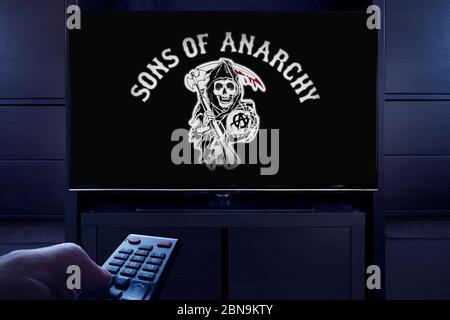 https://l450v.alamy.com/450v/2bn9kty/a-man-points-a-tv-remote-at-the-television-which-displays-the-sons-of-anarchy-main-title-screen-editorial-use-only-2bn9kty.jpg