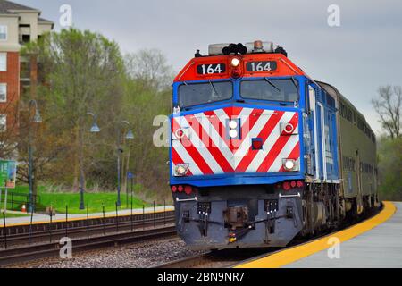 Winfield, Illinois, USA. A Metra commuter train on a curve as it arrives in the Chicago suburban community of Winfield. Stock Photo