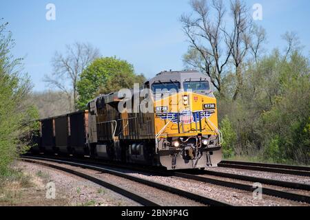 Winfield, Illinois, USA. Two locomotives lead a Union Pacific freight train of empty coal cars around a curve and through Winfield, Illinois. Stock Photo