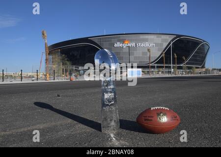 John Elway of the Denver Broncos holds up the Vince Lombardi Trophy after  winning Super Bowl XXXII on 1/25/98 in San Diego, CA Broncos 31, Packers 24  Stock Photo - Alamy