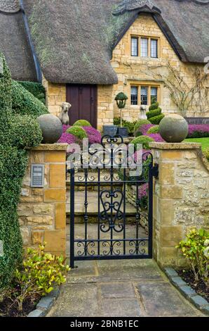 Thatched cottage with well manicured front garden in Winter, in the Cotswolds town of Chipping Campden, UK Stock Photo