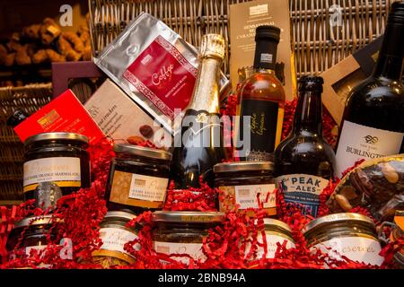 UK, England, Derbyshire, Pilsley, Chatsworth Estate Farm shop, branded Christmas hamper of mainly local goods Stock Photo