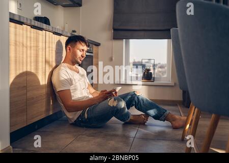 Surfing the net at home. Beautiful young woman in white lingerie holing  hand on chin and looking at her laptop while standing near the window at  home 13522975 Stock Photo at Vecteezy