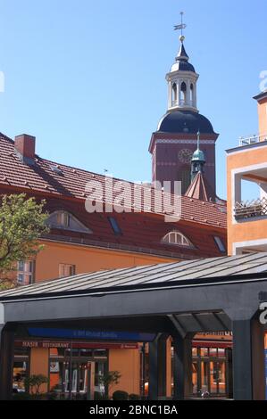 Die am Reformationsplatz 1 in der Spandauer Altstadt gelegene Kirche St. Nikolai, im Vordergrund der Eingang des U-Bahnhofs Altstadt Spandau Stock Photo