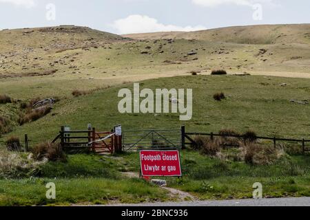 BRECON, Wales- 13 MAY 2020: Footpath closed sign at the bottom of a trail in the Brecon Beacons during the covid19 pandemic lockdown in Wales. Stock Photo