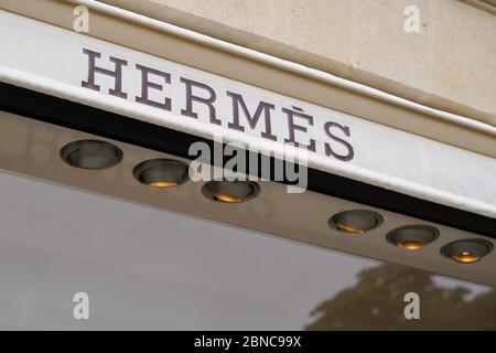 Bordeaux , Aquitaine / France - 05 10 2020 : Hermes logo text shop sign store French manufacturer Hermès established in 1837 Stock Photo