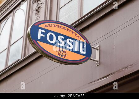 Fossil best sale clothing store