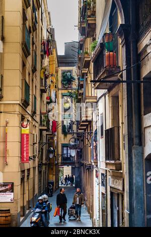 A narrow side street just off la Rambla in the heart of Barcelona, Spain Stock Photo