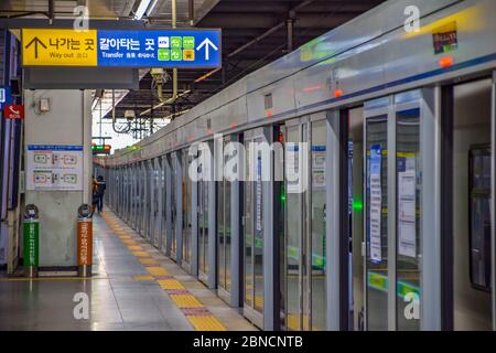 KTX Seoul Station Railroad Platform Seoul South Korea Stock Photo - Alamy