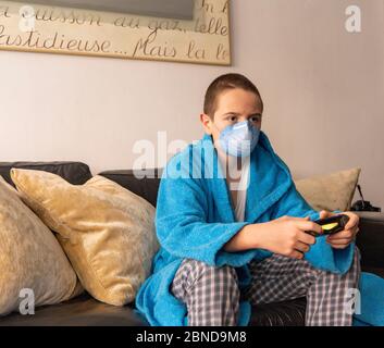 Barcelona, Spain - 13-11-2020: L'or barista by Philips coffee machine in  satin white color, with their double and decaf capsules packaging on wooden  b Stock Photo - Alamy