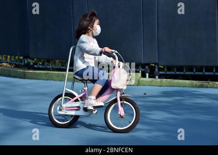 Citizens do exercise to build the body outdoors, Hong Kong Special Administrative Region, China, 26 March 2020. *** Local Caption *** fachaoshi Stock Photo