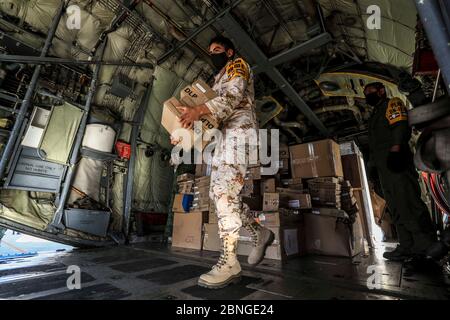 HERMOSILLO, MEXICO - MAY 14: Soldiers of the Mexican Army and Air Force unload Hercules C-130 aircraft, equipment, material and medical supplies to attend the health emergency due to the Coronavirus on May 14, 2020 in Hermosillo, Mexico. Landing (Photo by Luis Gutierrez / Norte Photo /)  HERMOSILLO, MEXICO - MAY 14: Soldados del ejercito mexicano y  Fuerza Aérea descargan de avion Hércules C-130 equipo, material e insumos médicos para atender la emergencia sanitaria por el Coronavirus on May 14, 2020 in Hermosillo, Mexico. Aterrizaje (Photo by Luis Gutierrez/ Norte Photo/) Stock Photo