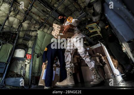 HERMOSILLO, MEXICO - MAY 14: Soldiers of the Mexican Army and Air Force unload Hercules C-130 aircraft, equipment, material and medical supplies to attend the health emergency due to the Coronavirus on May 14, 2020 in Hermosillo, Mexico. Landing (Photo by Luis Gutierrez / Norte Photo /)  HERMOSILLO, MEXICO - MAY 14: Soldados del ejercito mexicano y  Fuerza Aérea descargan de avion Hércules C-130 equipo, material e insumos médicos para atender la emergencia sanitaria por el Coronavirus on May 14, 2020 in Hermosillo, Mexico. Aterrizaje (Photo by Luis Gutierrez/ Norte Photo/) Stock Photo