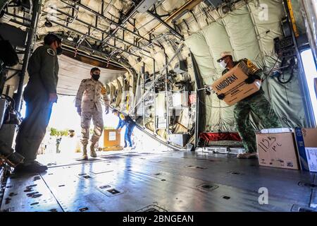 HERMOSILLO, MEXICO - MAY 14: Soldiers of the Mexican Army and Air Force unload Hercules C-130 aircraft, equipment, material and medical supplies to attend the health emergency due to the Coronavirus on May 14, 2020 in Hermosillo, Mexico. Landing (Photo by Luis Gutierrez / Norte Photo /)  HERMOSILLO, MEXICO - MAY 14: Soldados del ejercito mexicano y  Fuerza Aérea descargan de avion Hércules C-130 equipo, material e insumos médicos para atender la emergencia sanitaria por el Coronavirus on May 14, 2020 in Hermosillo, Mexico. Aterrizaje (Photo by Luis Gutierrez/ Norte Photo/) Stock Photo