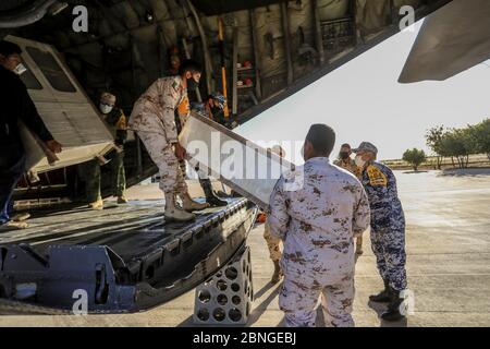 HERMOSILLO, MEXICO - MAY 14: Soldiers of the Mexican Army and Air Force unload Hercules C-130 aircraft, equipment, material and medical supplies to attend the health emergency due to the Coronavirus on May 14, 2020 in Hermosillo, Mexico. Landing (Photo by Luis Gutierrez / Norte Photo /)  HERMOSILLO, MEXICO - MAY 14: Soldados del ejercito mexicano y  Fuerza Aérea descargan de avion Hércules C-130 equipo, material e insumos médicos para atender la emergencia sanitaria por el Coronavirus on May 14, 2020 in Hermosillo, Mexico. Aterrizaje (Photo by Luis Gutierrez/ Norte Photo/) Stock Photo