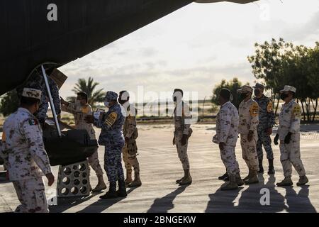 HERMOSILLO, MEXICO - MAY 14: Soldiers of the Mexican Army and Air Force unload Hercules C-130 aircraft, equipment, material and medical supplies to attend the health emergency due to the Coronavirus on May 14, 2020 in Hermosillo, Mexico. Landing (Photo by Luis Gutierrez / Norte Photo /)  HERMOSILLO, MEXICO - MAY 14: Soldados del ejercito mexicano y  Fuerza Aérea descargan de avion Hércules C-130 equipo, material e insumos médicos para atender la emergencia sanitaria por el Coronavirus on May 14, 2020 in Hermosillo, Mexico. Aterrizaje (Photo by Luis Gutierrez/ Norte Photo/) Stock Photo