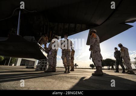 HERMOSILLO, MEXICO - MAY 14: Soldiers of the Mexican Army and Air Force unload Hercules C-130 aircraft, equipment, material and medical supplies to attend the health emergency due to the Coronavirus on May 14, 2020 in Hermosillo, Mexico. Landing (Photo by Luis Gutierrez / Norte Photo /)  HERMOSILLO, MEXICO - MAY 14: Soldados del ejercito mexicano y  Fuerza Aérea descargan de avion Hércules C-130 equipo, material e insumos médicos para atender la emergencia sanitaria por el Coronavirus on May 14, 2020 in Hermosillo, Mexico. Aterrizaje (Photo by Luis Gutierrez/ Norte Photo/) Stock Photo