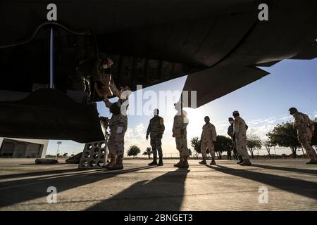 HERMOSILLO, MEXICO - MAY 14: Soldiers of the Mexican Army and Air Force unload Hercules C-130 aircraft, equipment, material and medical supplies to attend the health emergency due to the Coronavirus on May 14, 2020 in Hermosillo, Mexico. Landing (Photo by Luis Gutierrez / Norte Photo /)  HERMOSILLO, MEXICO - MAY 14: Soldados del ejercito mexicano y  Fuerza Aérea descargan de avion Hércules C-130 equipo, material e insumos médicos para atender la emergencia sanitaria por el Coronavirus on May 14, 2020 in Hermosillo, Mexico. Aterrizaje (Photo by Luis Gutierrez/ Norte Photo/) Stock Photo