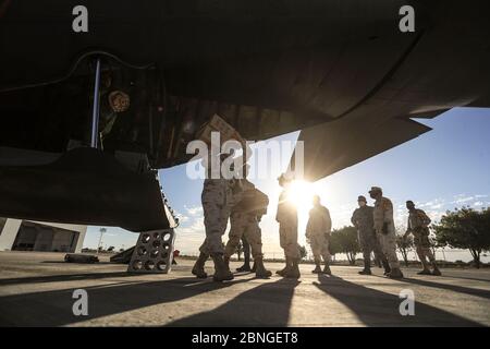 HERMOSILLO, MEXICO - MAY 14: Soldiers of the Mexican Army and Air Force unload Hercules C-130 aircraft, equipment, material and medical supplies to attend the health emergency due to the Coronavirus on May 14, 2020 in Hermosillo, Mexico. Landing (Photo by Luis Gutierrez / Norte Photo /)  HERMOSILLO, MEXICO - MAY 14: Soldados del ejercito mexicano y  Fuerza Aérea descargan de avion Hércules C-130 equipo, material e insumos médicos para atender la emergencia sanitaria por el Coronavirus on May 14, 2020 in Hermosillo, Mexico. Aterrizaje (Photo by Luis Gutierrez/ Norte Photo/) Stock Photo