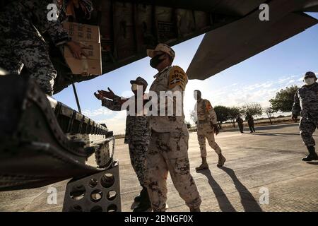 HERMOSILLO, MEXICO - MAY 14: Soldiers of the Mexican Army and Air Force unload Hercules C-130 aircraft, equipment, material and medical supplies to attend the health emergency due to the Coronavirus on May 14, 2020 in Hermosillo, Mexico. Landing (Photo by Luis Gutierrez / Norte Photo /)  HERMOSILLO, MEXICO - MAY 14: Soldados del ejercito mexicano y  Fuerza Aérea descargan de avion Hércules C-130 equipo, material e insumos médicos para atender la emergencia sanitaria por el Coronavirus on May 14, 2020 in Hermosillo, Mexico. Aterrizaje (Photo by Luis Gutierrez/ Norte Photo/) Stock Photo