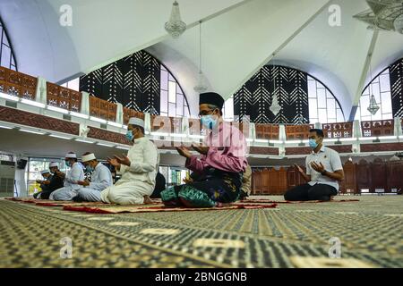 Seremban, NEGERI SEMBILAN, MALAYSIA. 15th May, 2020. Muslim clerics performs a congregational Friday prayer at the State Mosque in Seremban, for the first time since the Movement Control Order (MCO) was implemented last March 18.The Religious Affairs Minister earlier allowed Friday prayers, alongside other prayers to be performed during the Conditional Movement Control Order (CMCO) at mosques nationwide with limited attendees and social distancing measures being put in place. Credit: Fuad Nizam/ZUMA Wire/Alamy Live News Stock Photo