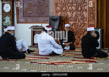 Seremban, NEGERI SEMBILAN, MALAYSIA. 15th May, 2020. Muslim clerics performs a congregational Friday prayer at the State Mosque in Seremban, for the first time since the Movement Control Order (MCO) was implemented last March 18.The Religious Affairs Minister earlier allowed Friday prayers, alongside other prayers to be performed during the Conditional Movement Control Order (CMCO) at mosques nationwide with limited attendees and social distancing measures being put in place. Credit: Fuad Nizam/ZUMA Wire/Alamy Live News Stock Photo