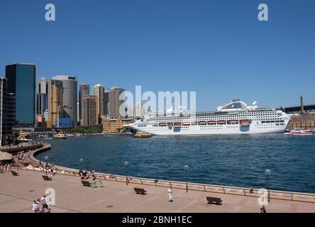 Looking towards  Circular Quay terminal and the  Sun Princess  cruise ship docked at the Overseas Passenger Terminal, Sydney, New South Wales, Austral Stock Photo