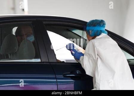 Washington, DC, USA. 14th May, 2020. A medical worker uses a swab to take a sample at a COVID-19 drive-thru testing site in Washington, DC, the United States, on May 14, 2020. The number of COVID-19 cases in the United States reached 1,401,948 as of 1:38 p.m. (1738 GMT) Thursday, according to the Center for Systems Science and Engineering (CSSE) at Johns Hopkins University. Meanwhile, the death toll from the disease in the country hit 85,066. Credit: Ting Shen/Xinhua/Alamy Live News Stock Photo