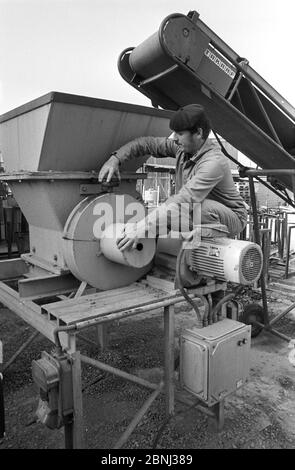 30 November 1984, Saxony, Delitzsch: An employee works on a tile crusher in the mid-1980s (at PGH Dachdecker in Delitzsch near Leipzig?). Exact date of recording not known. Photo: Volkmar Heinz/dpa-Zentralbild/ZB Stock Photo