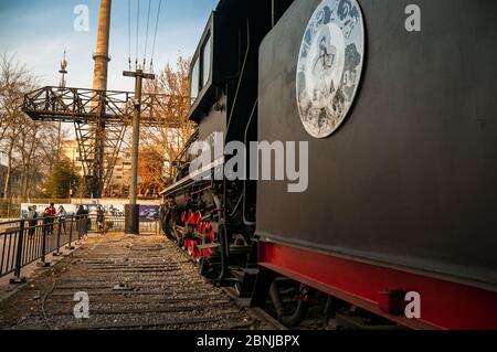 People taking photographs of 0751 steam locomotive outside ACE Cafe, Beijing China seen in winter Stock Photo