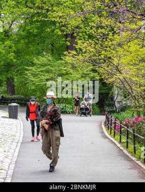 New York, USA. 15th May 2020. People wear face masks as they enter Central Park during the coronavirus crisis. Credit: Enrique Shore/Alamy Live News Stock Photo