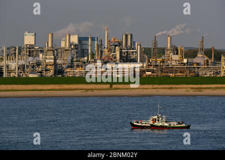 Refinery on the Elbe near Stade, Lower Saxony, Germany Stock Photo