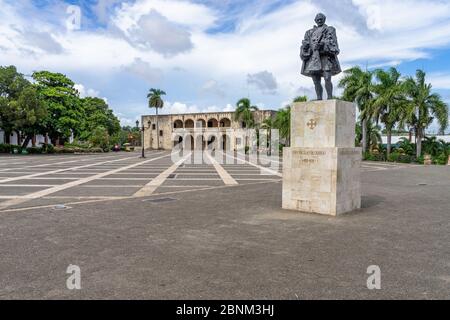 Caribbean, Greater Antilles, Dominican Republic, Santo Domingo, Colonial Zone, statue of Nicolas de Ovando on the Plaza de España with the Alcazar de Colón in the background Stock Photo