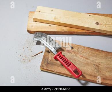 Construction of a shelf made of wood, Euro pallet, solid wood, MDF board; Do-it-yourself production, step-by-step, step 2b removal of coarse dirt and wood chips with a wire brush Stock Photo