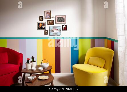 DIY wall design 01, step-by-step do-it-yourself production, vertical colored stripes in the lower wall area, final photo 03 in the living room with decoration Stock Photo