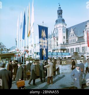 Around 1968 Leipzig at the time of the fair, hustle and bustle in the city center on the market in front of the underground fair house, behind it the Old Town Hall Stock Photo