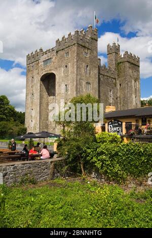 Bunratty Castle & Durty Nelly's Pub, County Clare, Ireland Stock Photo